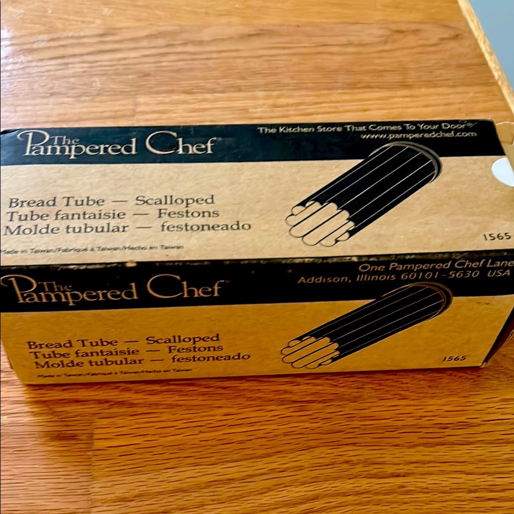 Pampered Chef Scalloped Bread Tube - Black and Brown